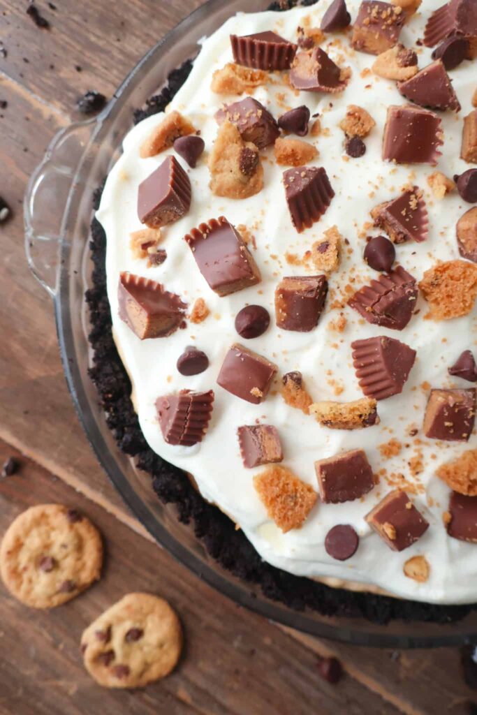 no bake pie with peanut butter oreo crust and chocolate chip cookies