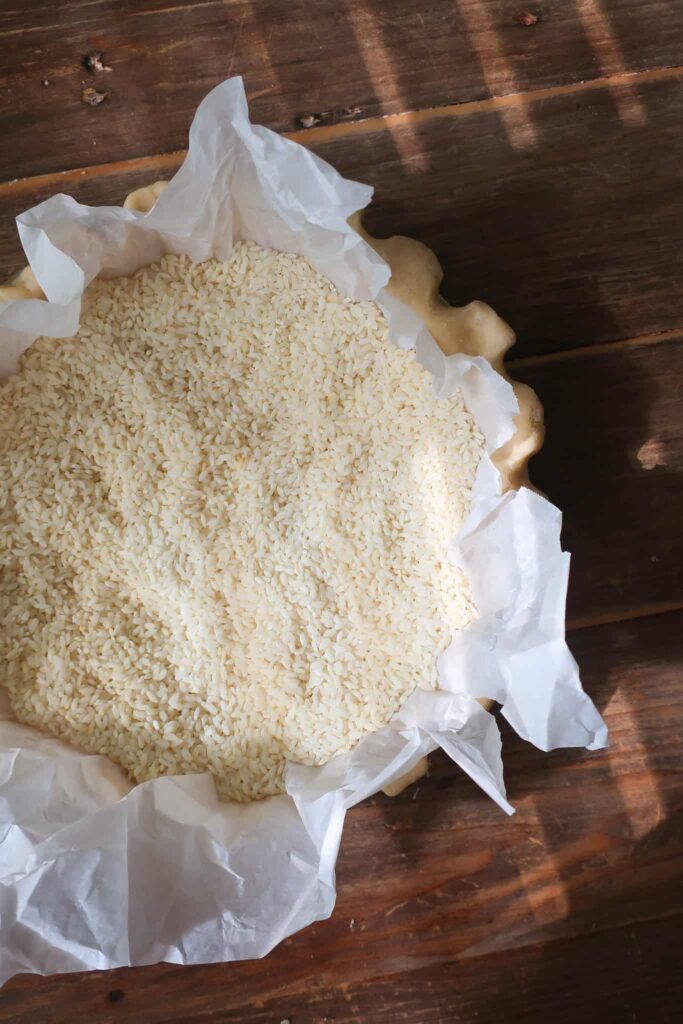 blind baking a crust with parchment paper and uncooked rice