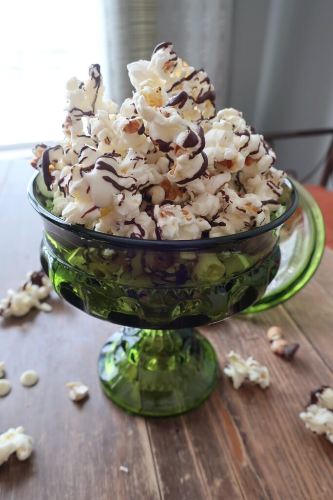 single serve black and white popcorn with toasted cashews; popcorn drizzled with. white chocolate and dark chocolate; single serve recipes