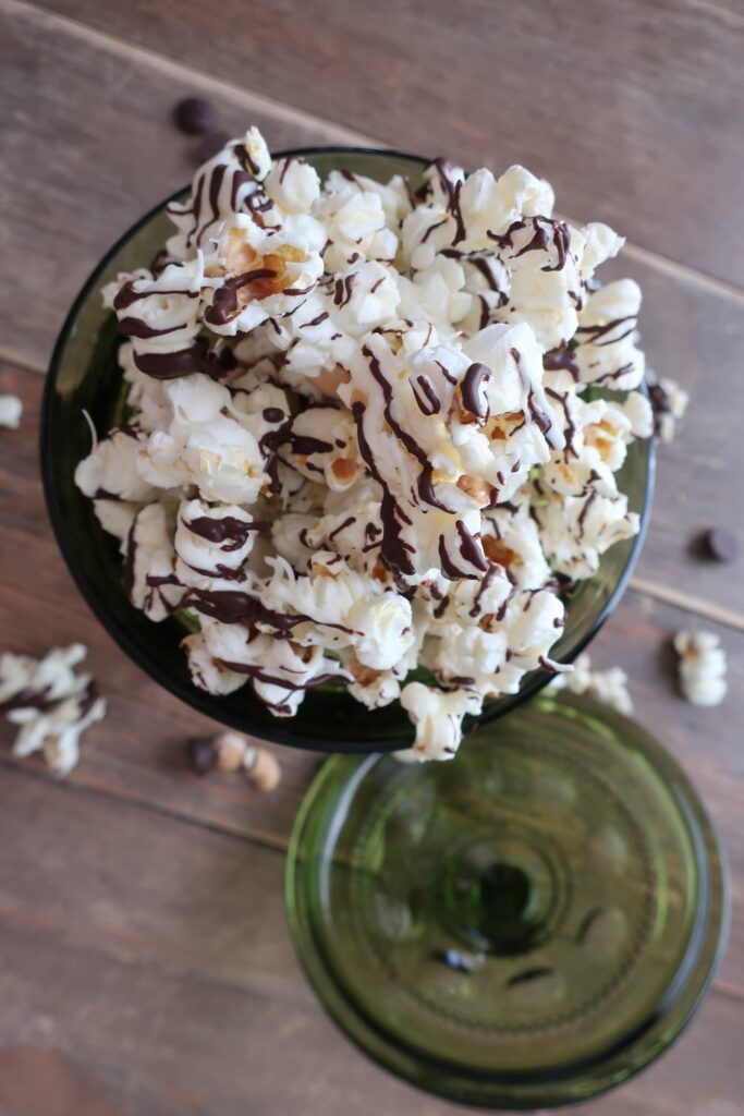 single serve black and white popcorn with toasted cashews; popcorn drizzled with. white chocolate and dark chocolate; single serve recipes