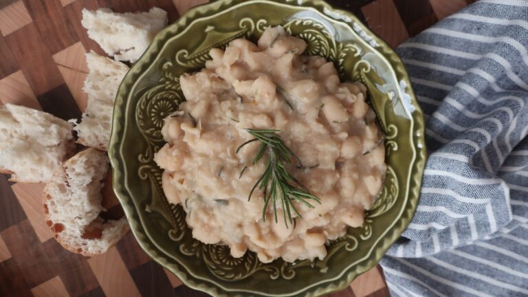 rosemary cannellini beans with french bread to dip