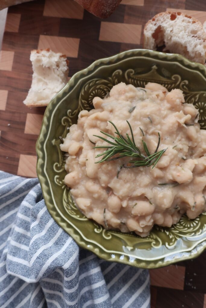 rosemary cannellini beans with french bread to dip