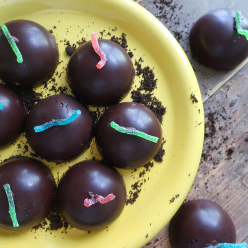 dirt pudding tea cakes; gummy worms; tea cakes on a wooden plate; oreo dessert; halloween dessert; oreo crust