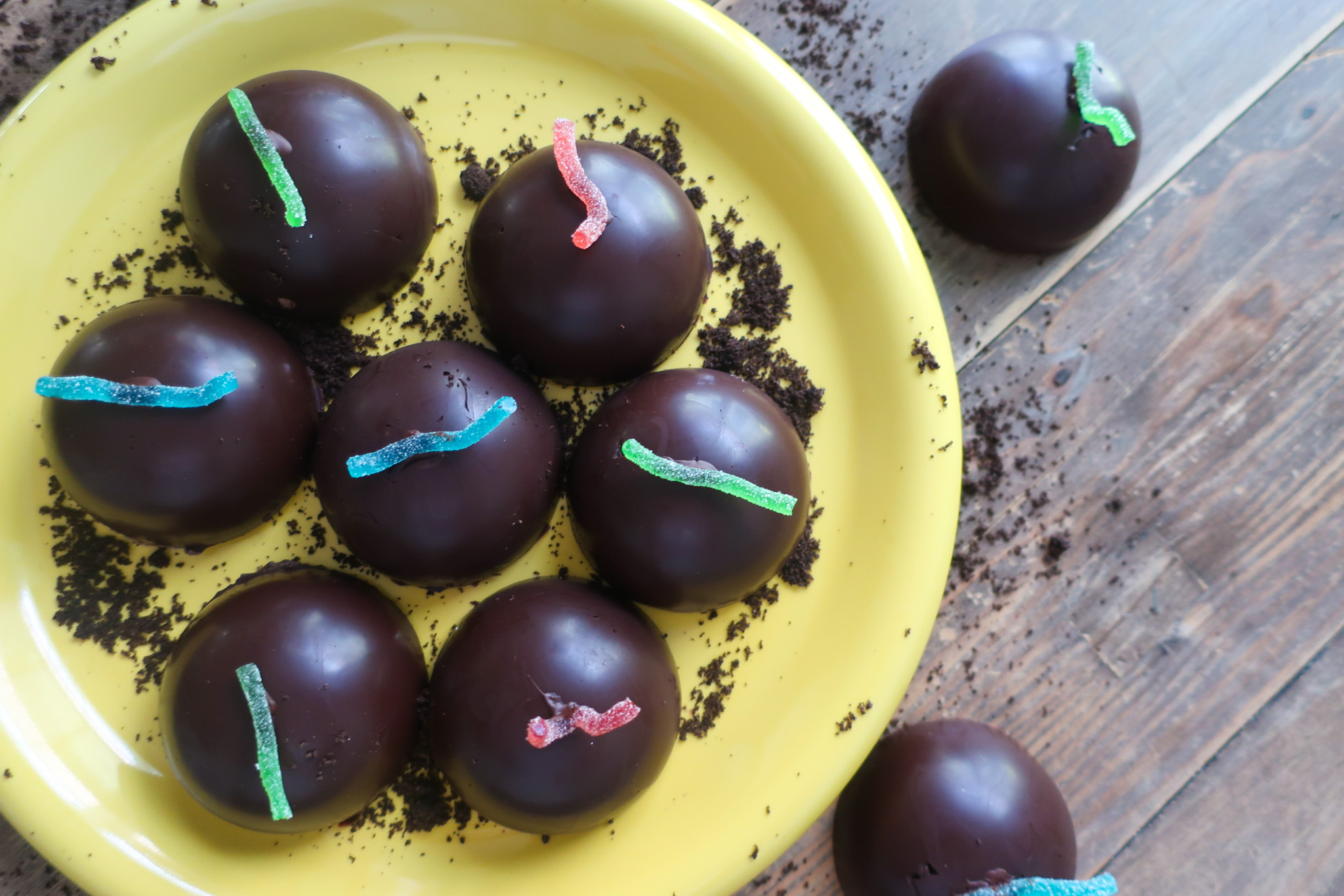 dirt pudding tea cakes; gummy worms; tea cakes on a wooden plate; oreo dessert; halloween dessert; oreo crust