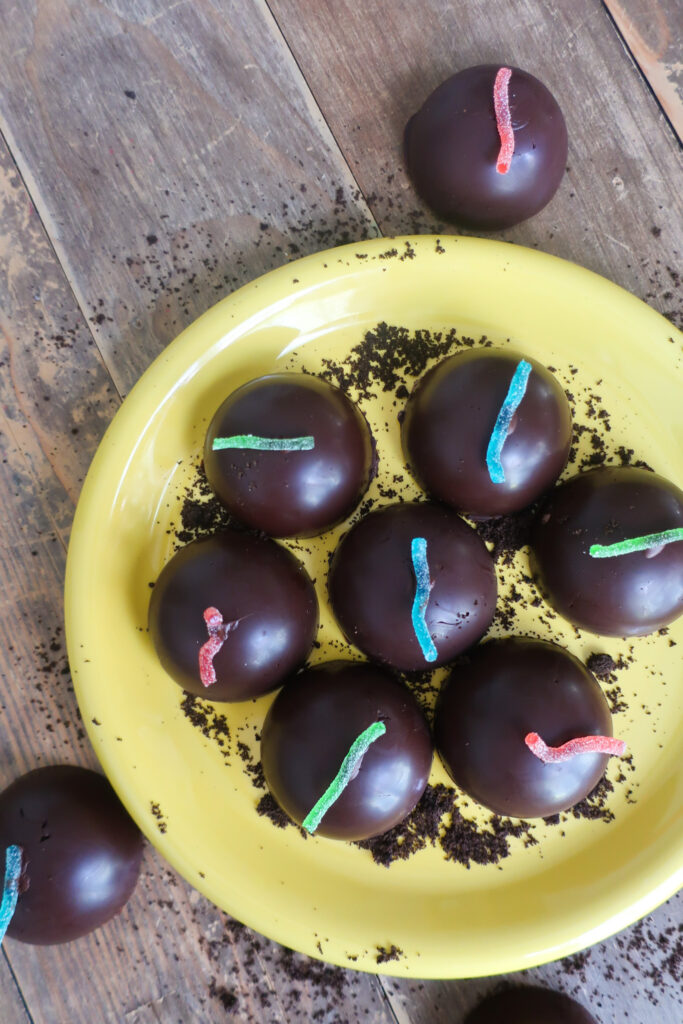 dirt pudding tea cakes; gummy worms; tea cakes on a wooden plate; oreo dessert; halloween dessert; oreo crust