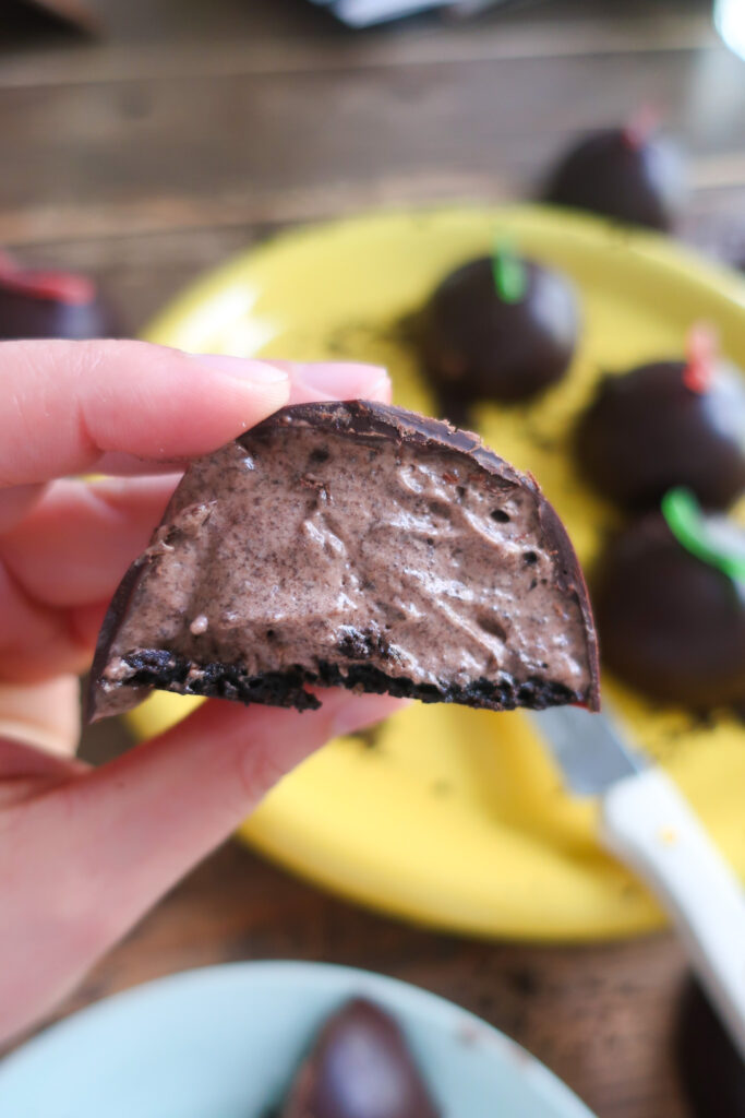 inside look at dirt pudding tea cakes; gummy worms; tea cakes on a wooden plate; oreo dessert; halloween dessert; oreo crust