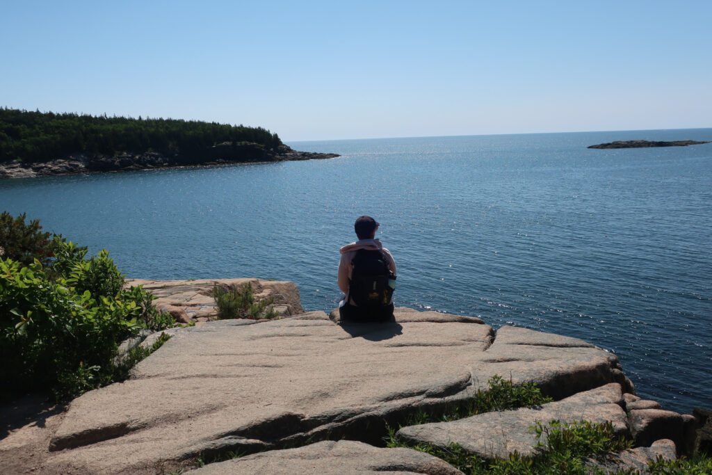 maine road trip; mother daughter roadtrip; acadia national park; usa roadtrip; roadtrip itinerary; maine travel guide; new england travel tips; bar harbor maine; maine food recommendations; hikes acadia national park maine; woman sitting on cliff in acadia national park