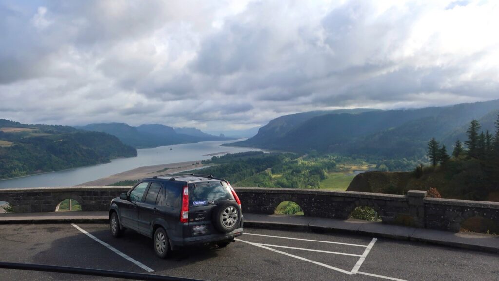 black honda CRV over looking the columbia river gorge outside of Portland oregon; roadtrip; best friend roadtrip; PNW drive; pacific north west road trip