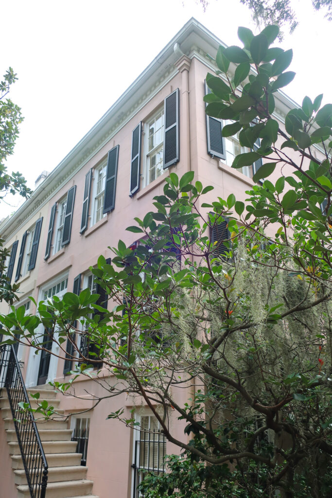 pink house in savannah, georgia, usa; female travel; women who travel; travel tips; roadtrip usa