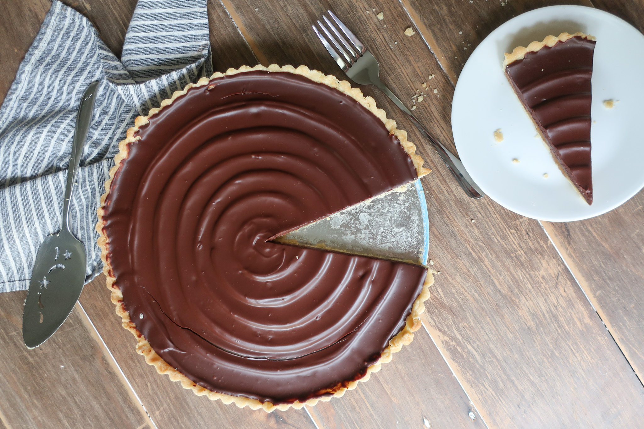 chocolate toffee tart with pastry crust toffee layer and bittersweet chocolate ganache, pretty ganache design, easy tart, chocolate dessert