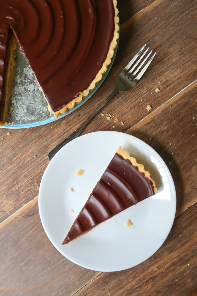 chocolate toffee tart with pastry crust toffee layer and bittersweet chocolate ganache, pretty ganache design, easy tart, chocolate dessert