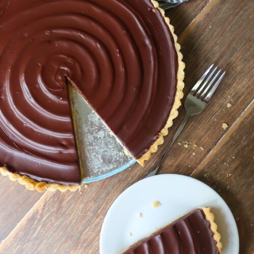 chocolate toffee tart with pastry crust toffee layer and bittersweet chocolate ganache, pretty ganache design, easy tart, chocolate dessert