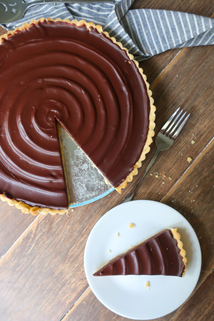 chocolate toffee tart with pastry crust toffee layer and bittersweet chocolate ganache, pretty ganache design, easy tart, chocolate dessert