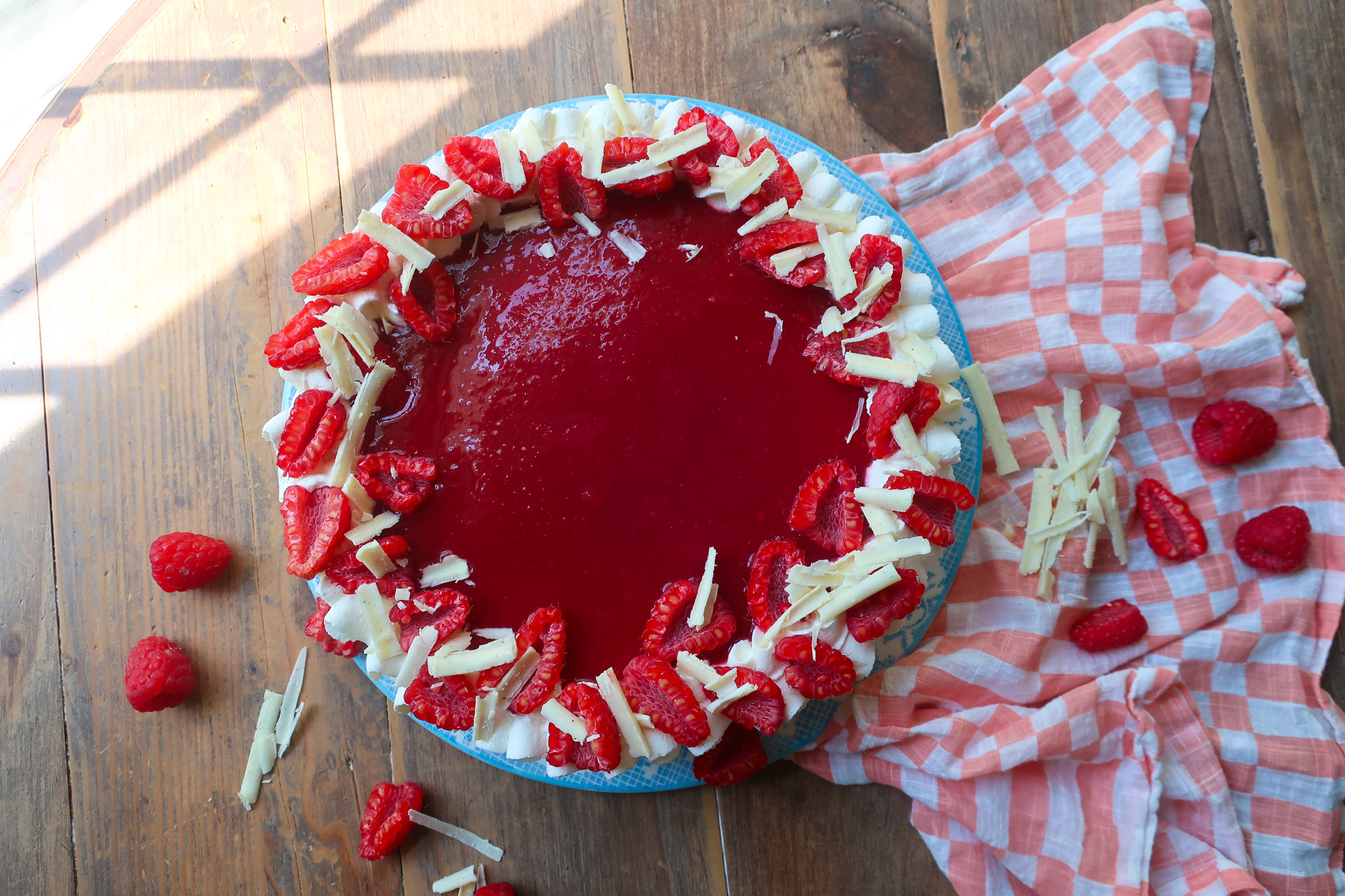 white chocolate raspberry cheesecake with raspberry sauce