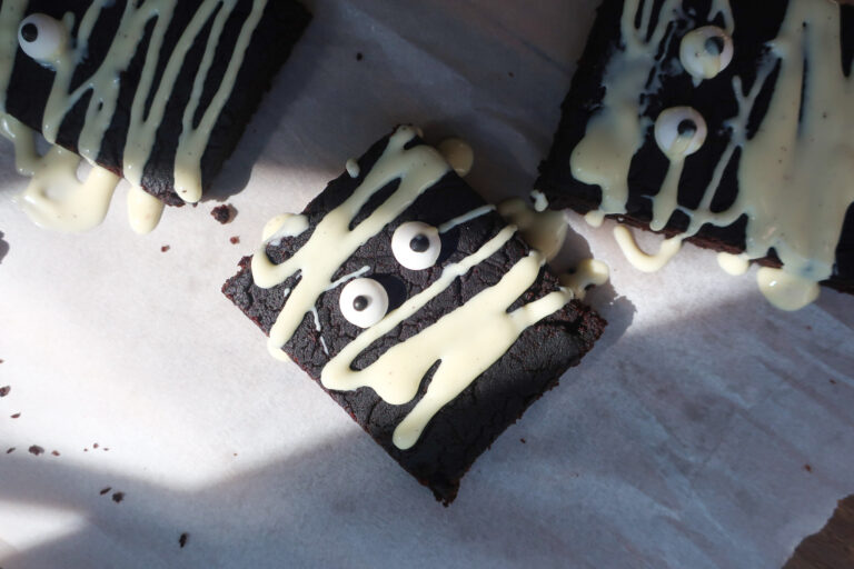 Oreo mummy cake pops