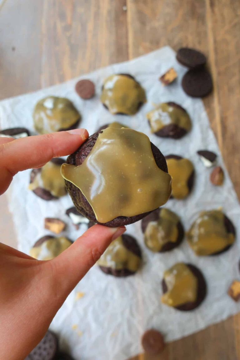 peanut butter ganache on chocolate cookie