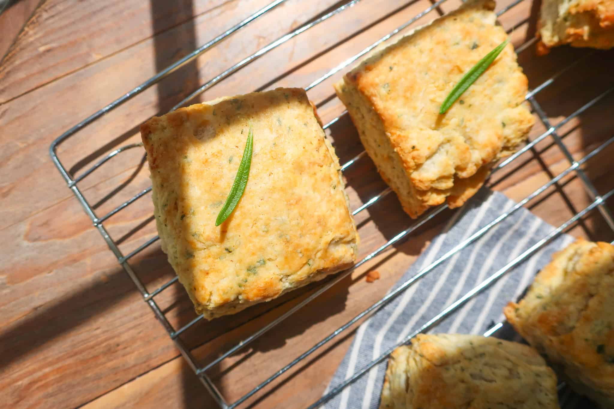 the best rosemary garlic biscuits