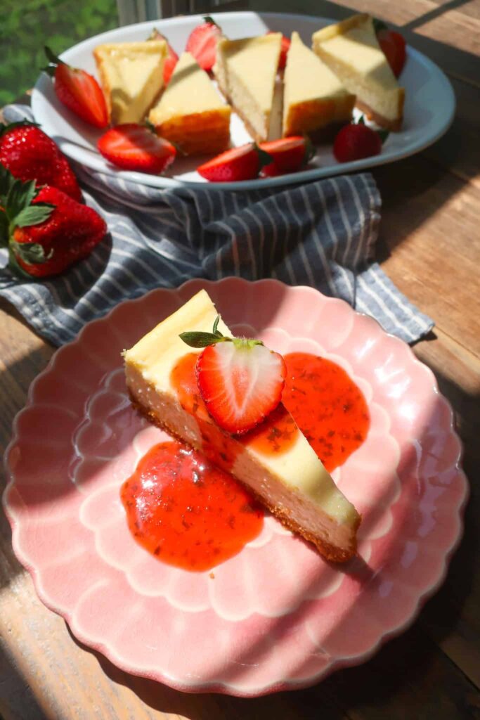 vanilla cheesecake with strawberry sauce
