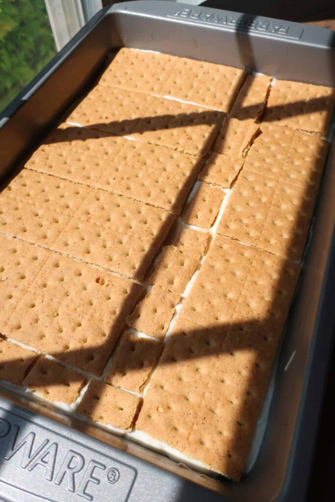 layer of graham crackers in no bake dessert
