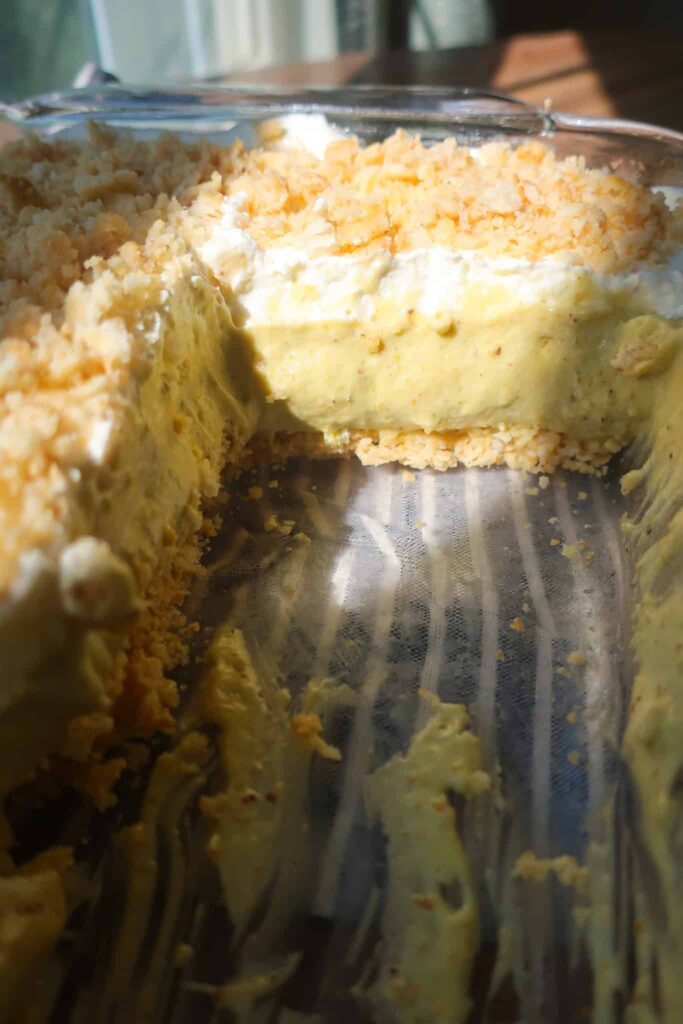 inside layers of no-bake pistachio dessert